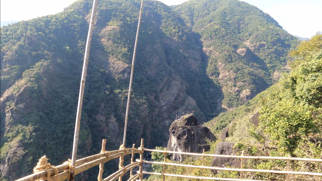 View of U Mawryngkhang from Mawmoit viewpoint