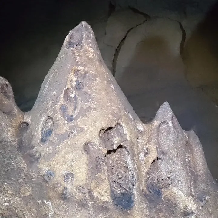 stalagmites in krem puri