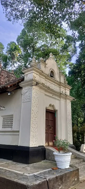 outside 900 year old buddhist temple in kandy