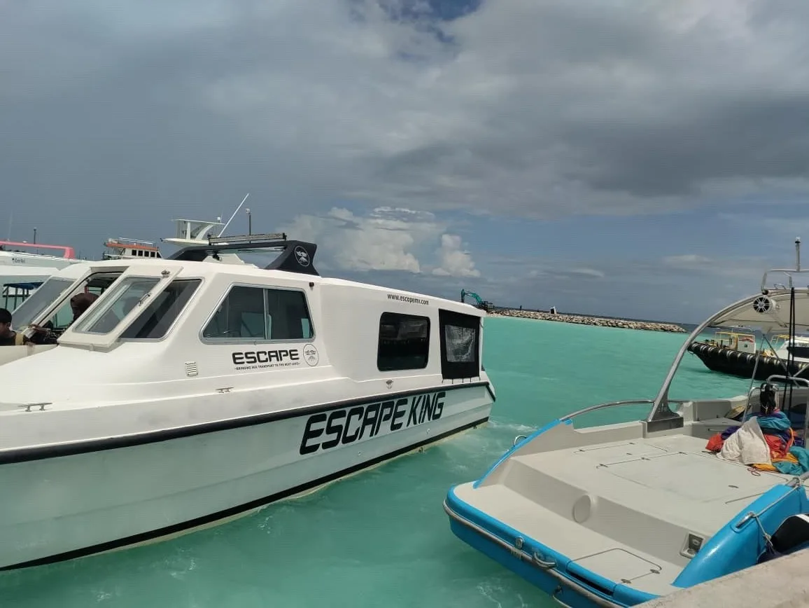 escape maldives speedboat